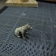 Le set de Chiens sculpté par Cédric Bataille est bientôt disponible. Nous passons en revue ces nouvelles figurines.  Après les lapins, les écureuils et les chats de Damien Hazard, c’est au tour des chiens de rejoindre la […]